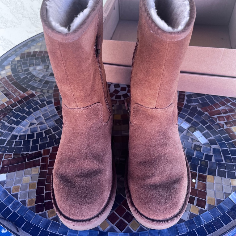 UGG Chestnut Celvin Boot, Size 7!